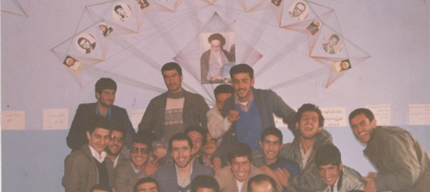 نشسته از راست: اسداله میرشفیعی، حمید رضا صادقی(استاد دانشگاه تربیت مدرس)، آقای براتی، ابوطالب عزیزی(مدیر گروه آمار کشاورزی مرکز آمار)، علی اصغر میرشفیعی، مرتضی میر احسنی- ردیف بالا: سعید عصاری، شاهکرم، ؟، مجید شکیبا، بهشتی، شهید کفایتی ،  حسنی، جلالی