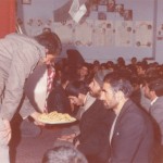 مراسم شهدای دانش آموز در دبیرستان: دو نفر نشسته نفر اول پدر دانش آموز شهید مهدی شبانی و نفر دوم که در حال پذیرایی شدن است حاج آقا تائبی پدر دانش آموزان شهید حسین و ناصر تائبی.  پذیرایی کننده ابوطالب عزیزی عضو انجمن اسلامی.