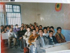 کد 02: (ارسال شده توسط آقای مهدی قیصری) - مدرسه راهنمایی 22بهمن حدود 20سال پیش. آقای میرزا رحیم امینی در این عکس در گوشه سمت راست انتهای کلاس حضور دارند.