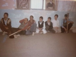 کد01 (ارسال شده توسط آقای حمید سمیعیان) - پشت صحنه تاتر دهه فجر در مدرسه راهنمایی 22بهمن سال66. از سمت چپ به راست: علي اميني، مرتضي دژگامي، ابوالفضل رحماني، مجتبي شريعتي، خودم(حميد رضا سميعيان)، مصطفي شاهکرمي، مرحوم محسن سميعياني(خدا روحش رو شاد کنه)