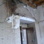  مسجد جامع خوانسار: سر در جنوبی که در اثر رطوبت چند روز پیش ریزش داشت.